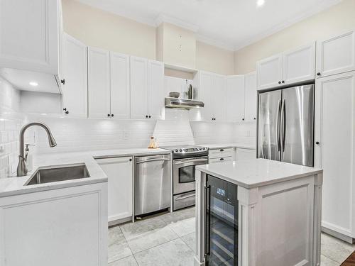 Kitchen - 206-650 Rue Notre-Dame O., Montréal (Ville-Marie), QC - Indoor Photo Showing Kitchen With Upgraded Kitchen