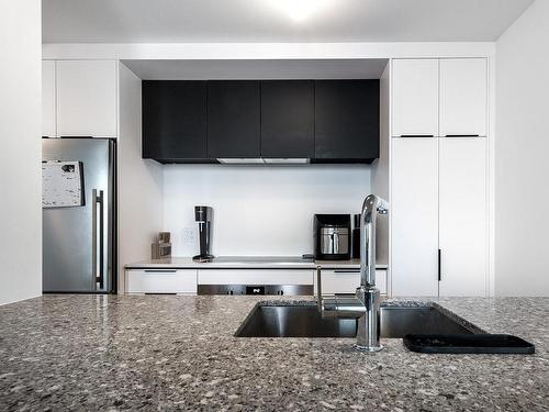 Cuisine - 2314-60 Rue De L'Éclipse, Brossard, QC - Indoor Photo Showing Kitchen With Upgraded Kitchen