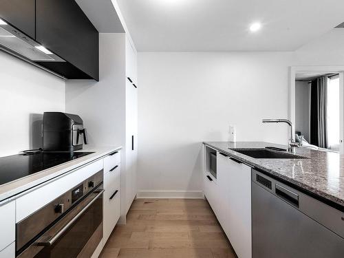 Kitchen - 2314-60 Rue De L'Éclipse, Brossard, QC - Indoor Photo Showing Kitchen With Upgraded Kitchen