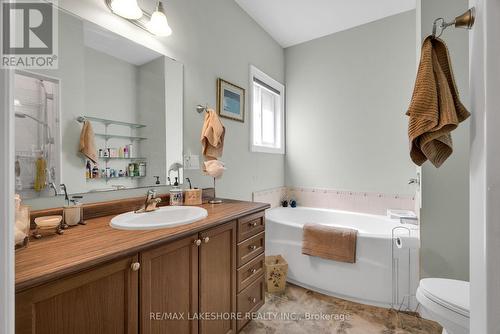 1584 Cahill Drive, Peterborough (Otonabee), ON - Indoor Photo Showing Bathroom