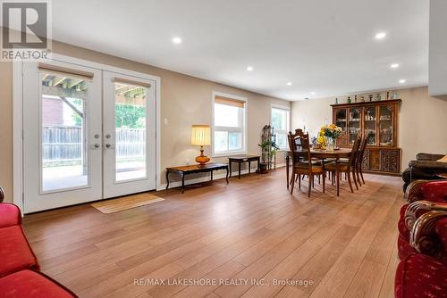 1584 Cahill Drive, Peterborough (Otonabee), ON - Indoor Photo Showing Living Room