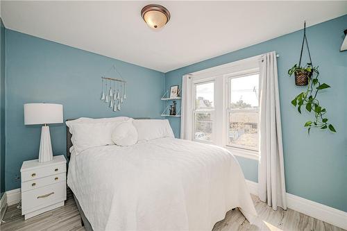 100 Crosthwaite Avenue N, Hamilton, ON - Indoor Photo Showing Bedroom