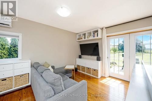 064232 County Rd 3, East Garafraxa, ON - Indoor Photo Showing Living Room