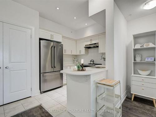 608-302 Essa Rd, Barrie, ON - Indoor Photo Showing Kitchen