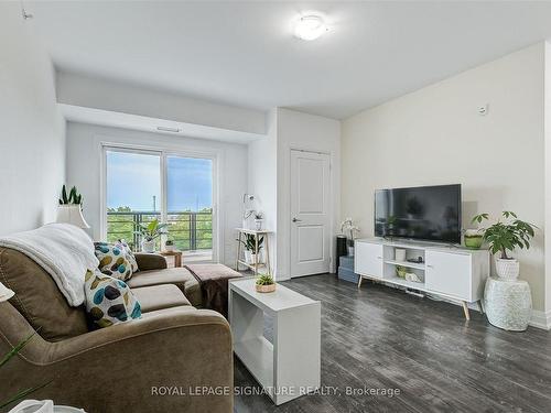 608-302 Essa Rd, Barrie, ON - Indoor Photo Showing Living Room