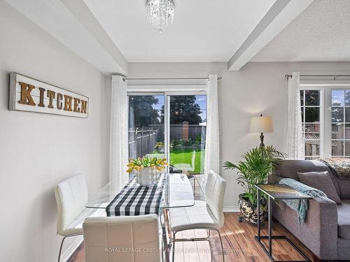 128 Twin Pines Cres, Brampton, ON - Indoor Photo Showing Living Room