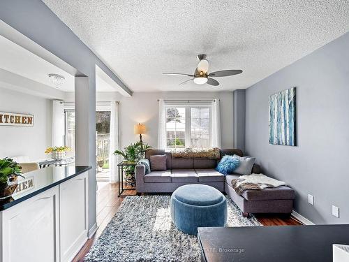 128 Twin Pines Cres, Brampton, ON - Indoor Photo Showing Living Room