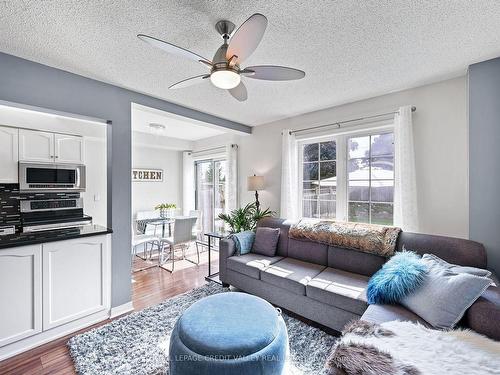 128 Twin Pines Cres, Brampton, ON - Indoor Photo Showing Living Room