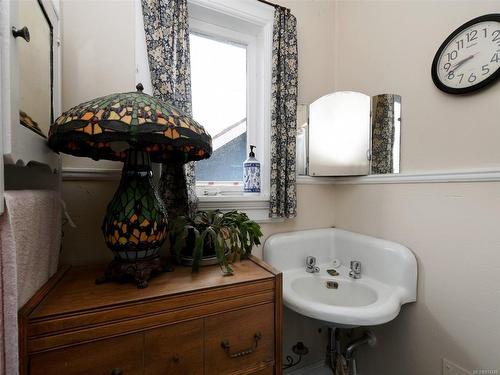 1120 May St, Victoria, BC - Indoor Photo Showing Bathroom