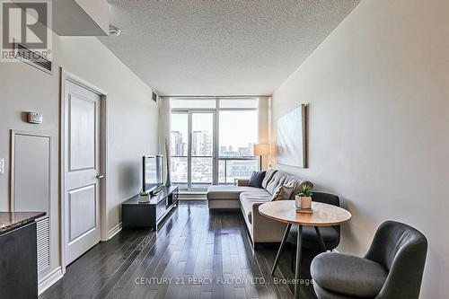 405 - 2885 Bayview Avenue, Toronto (Bayview Village), ON - Indoor Photo Showing Living Room