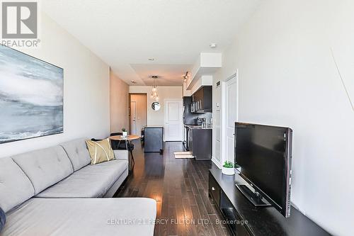 405 - 2885 Bayview Avenue, Toronto (Bayview Village), ON - Indoor Photo Showing Living Room