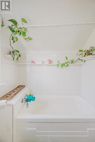 100 Crosthwaite Avenue N, Hamilton, ON - Indoor Photo Showing Bathroom