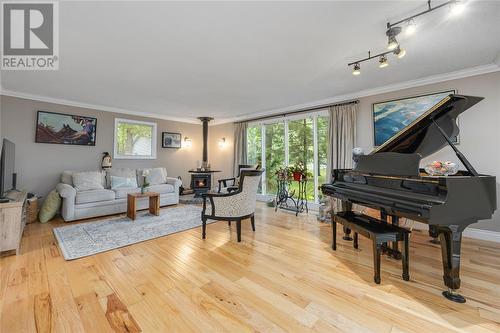 1931 Lakeshore Road, Sarnia, ON - Indoor Photo Showing Living Room