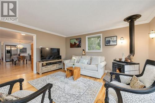 1931 Lakeshore Road, Sarnia, ON - Indoor Photo Showing Living Room