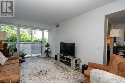 305 - 1400 Kingston, Toronto (Birchcliffe-Cliffside), ON - Indoor Photo Showing Living Room