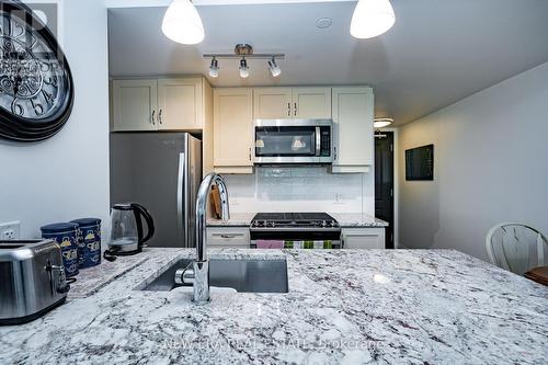 305 - 1400 Kingston, Toronto (Birchcliffe-Cliffside), ON - Indoor Photo Showing Kitchen