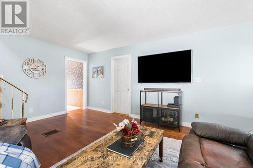 15 George Street, Innisfil, ON - Indoor Photo Showing Living Room