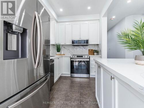 152 Vanhorne Close, Brampton (Northwest Brampton), ON - Indoor Photo Showing Kitchen With Stainless Steel Kitchen With Upgraded Kitchen