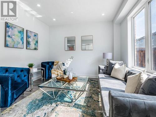 152 Vanhorne Close, Brampton (Northwest Brampton), ON - Indoor Photo Showing Living Room