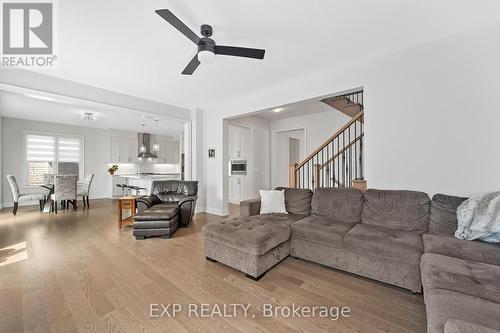 101 Kingknoll Crescent, Georgina, ON - Indoor Photo Showing Living Room