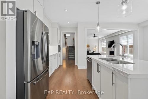 101 Kingknoll Crescent, Georgina, ON - Indoor Photo Showing Kitchen With Double Sink With Upgraded Kitchen