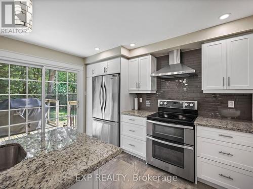 1317 White Oaks Boulevard, Oakville, ON - Indoor Photo Showing Kitchen With Upgraded Kitchen