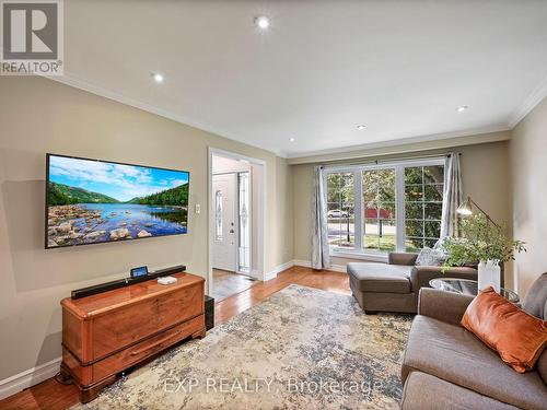 1317 White Oaks Boulevard, Oakville, ON - Indoor Photo Showing Living Room