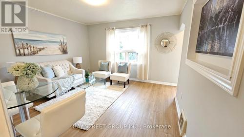 81 East 11Th Street, Hamilton, ON - Indoor Photo Showing Living Room