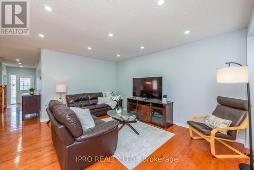 17 Frontenac Crescent, Brampton (Fletcher'S Meadow), ON - Indoor Photo Showing Living Room