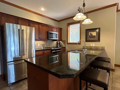 211D - 200 Bighorn Boulevard, Radium Hot Springs, BC - Indoor Photo Showing Kitchen