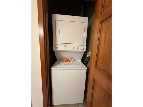 211D - 200 Bighorn Boulevard, Radium Hot Springs, BC - Indoor Photo Showing Laundry Room