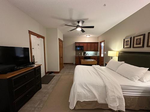 211D - 200 Bighorn Boulevard, Radium Hot Springs, BC - Indoor Photo Showing Bedroom