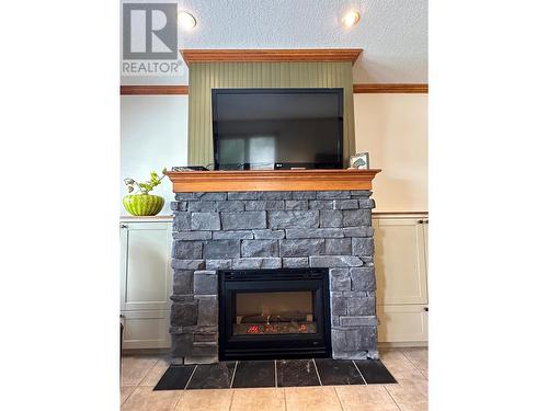 200 Bighorn  Boulevard Unit# 211D, Radium Hot Springs, BC - Indoor Photo Showing Living Room With Fireplace