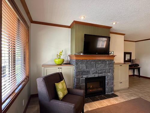 211D - 200 Bighorn Boulevard, Radium Hot Springs, BC - Indoor Photo Showing Living Room With Fireplace