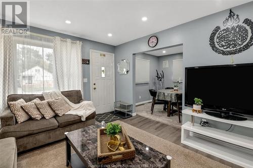 383 Frank Avenue, Windsor, ON - Indoor Photo Showing Living Room