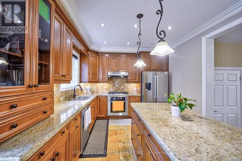 23 Rouge Valley Drive W, Markham, ON - Indoor Photo Showing Kitchen With Double Sink With Upgraded Kitchen