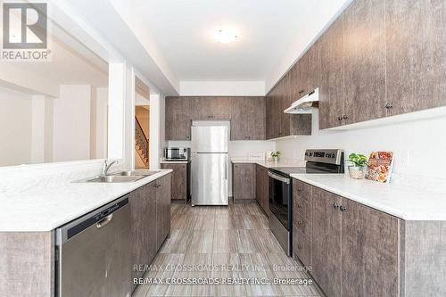 48 Blackwell Crescent, Bradford West Gwillimbury, ON - Indoor Photo Showing Kitchen With Double Sink