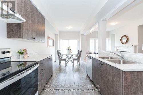 48 Blackwell Crescent, Bradford West Gwillimbury, ON - Indoor Photo Showing Kitchen With Double Sink With Upgraded Kitchen