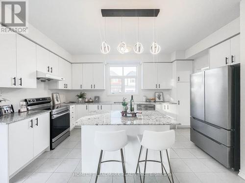 1 Cranley Road, East Gwillimbury, ON - Indoor Photo Showing Kitchen