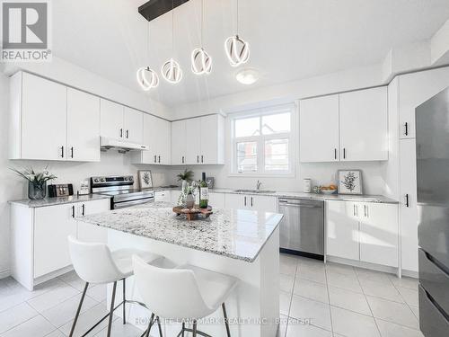 1 Cranley Road, East Gwillimbury, ON - Indoor Photo Showing Kitchen With Upgraded Kitchen