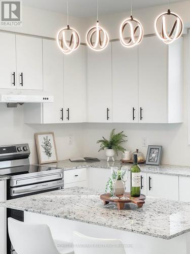 1 Cranley Road, East Gwillimbury, ON - Indoor Photo Showing Kitchen