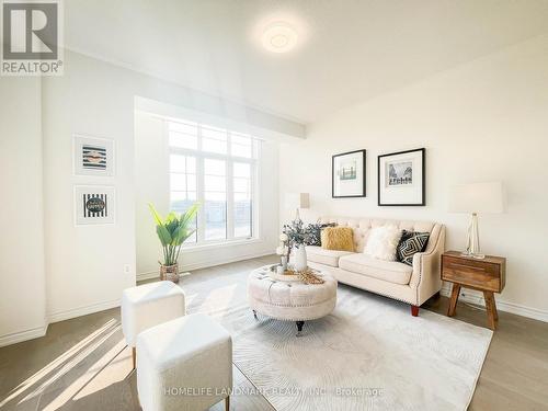 1 Cranley Road, East Gwillimbury, ON - Indoor Photo Showing Living Room