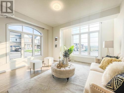 1 Cranley Road, East Gwillimbury, ON - Indoor Photo Showing Living Room