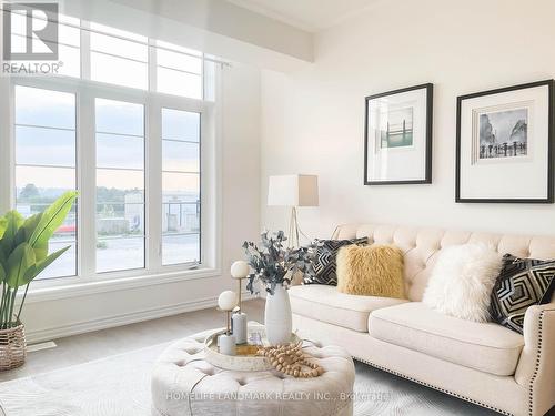 1 Cranley Road, East Gwillimbury, ON - Indoor Photo Showing Living Room