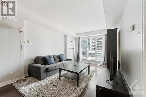 405 - 242 Rideau Street, Ottawa, ON - Indoor Photo Showing Living Room