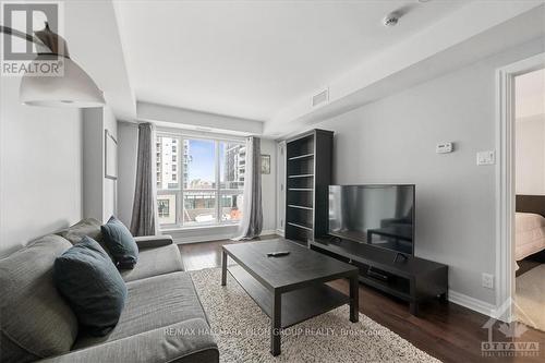 405 - 242 Rideau Street, Ottawa, ON - Indoor Photo Showing Living Room