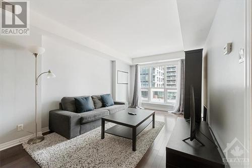 242 Rideau Street Unit#405, Ottawa, ON - Indoor Photo Showing Living Room