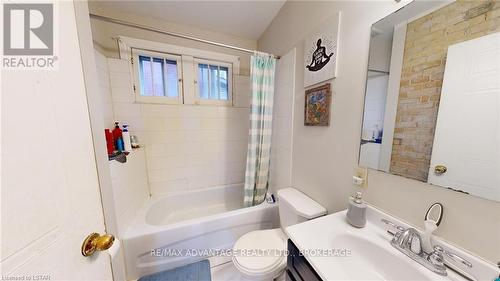 Imported from itso - 193 Wharncliffe Road N, London, ON - Indoor Photo Showing Bathroom