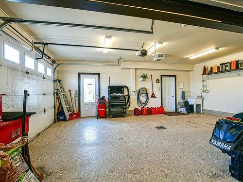 Garage - 925 Rue Du Boisé, Sainte-Adèle, QC - Indoor Photo Showing Garage