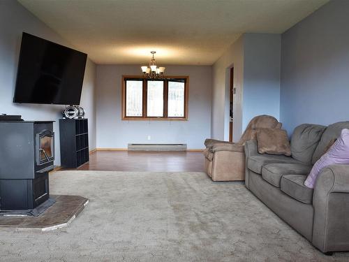 4 Nugget Street, Marathon, ON - Indoor Photo Showing Living Room